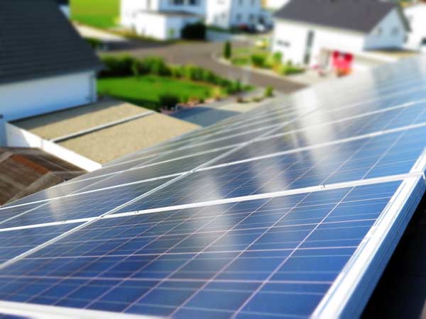 Pannelli solari utilizzati per la ricarica di un'auto elettrica