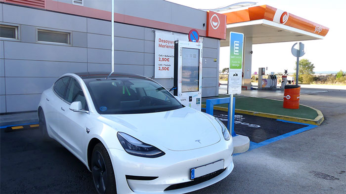 Stazione di ricarica per auto elettrica in una stazione di servizio