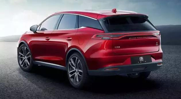 Parte posteriore del Byd Tang EV600 in colore rosso