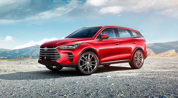 Byd Tang EV600 in colore rosso