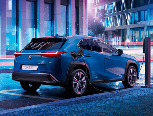 Lexus UX300e in ricarica presso un Punto di Ricarica