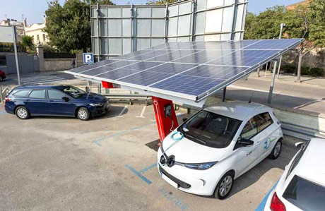 Stazione solare: auto elettriche in ricarica con pannelli solari