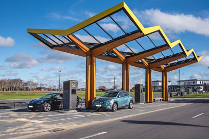 Auto elettriche in ricarica con energia eolica