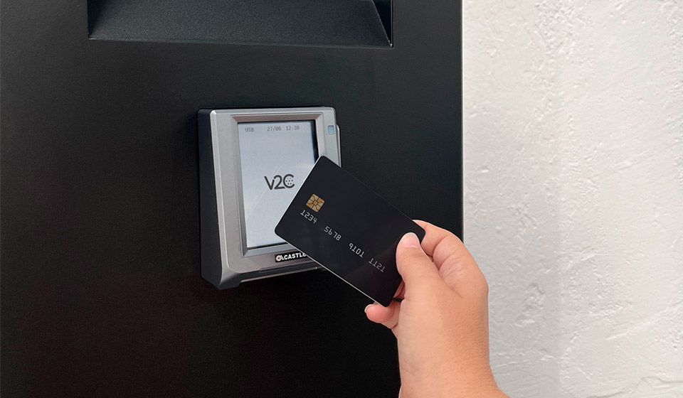 Pagamento con carta per ricaricare auto elettriche: POS per punti di ricarica