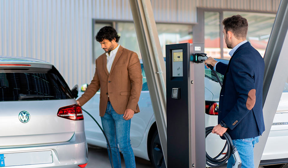 Pagamento con carta per ricaricare auto elettriche: POS per punti di ricarica