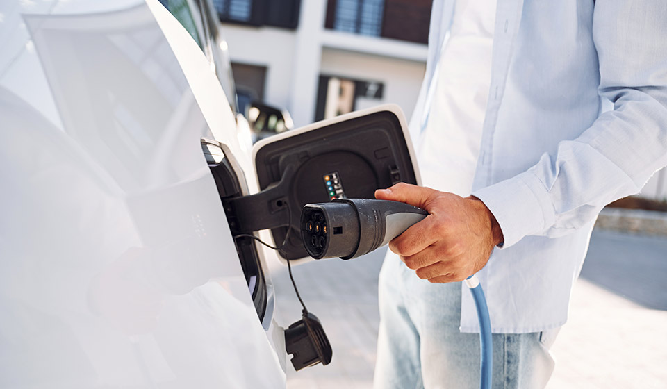 Quanto costa ricaricare un'ibrida plug-in a casa: guida completa per il mercato italiano