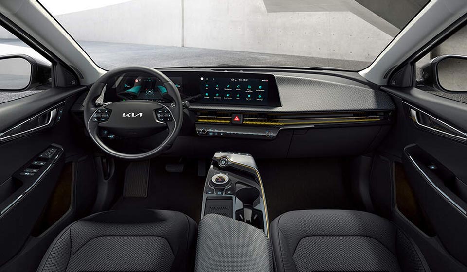 KIA EV6: interni spaziosi e moderni con materiali premium