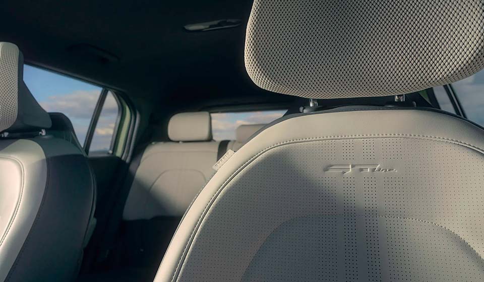 Kia EV3 interni prezzo auto elettrica