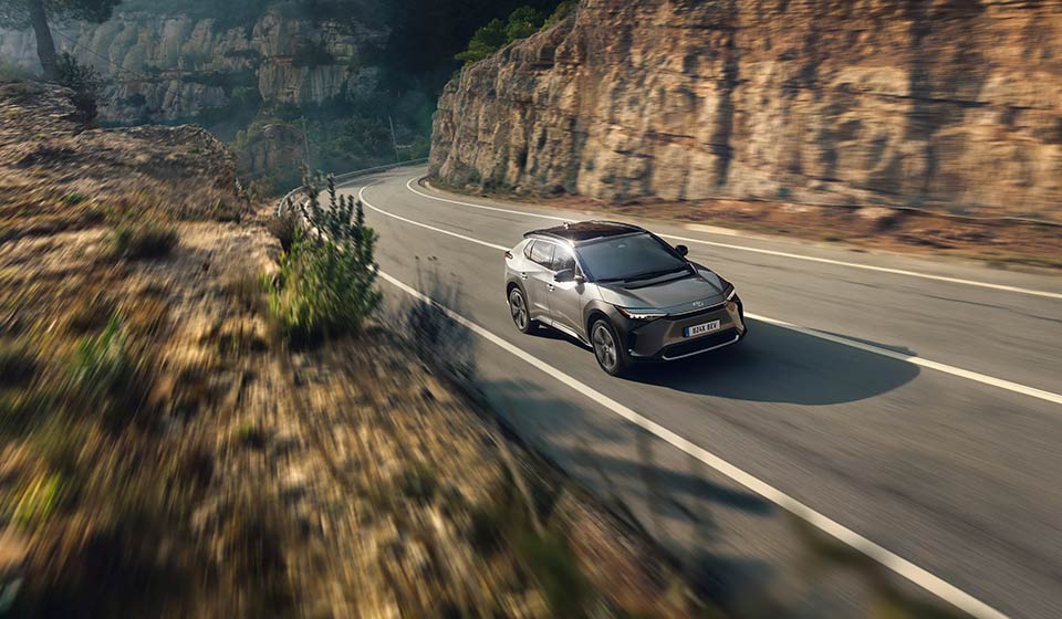 Nuovo Toyota bZ4X 2025: Prezzo, Autonomia e Ricarica a Casa