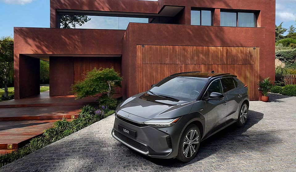 Nuovo Toyota bZ4X 2025: Prezzo, Autonomia e Ricarica a Casa
