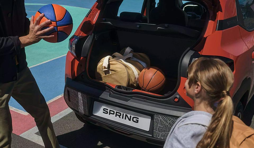 Dacia Spring elettrica 2026 interni e bagagliaio