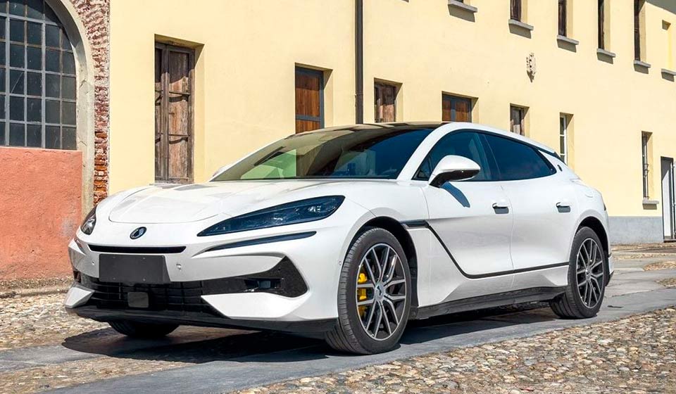 Denza Z9 GT esterno auto elettrica di lusso BYD Mercedes